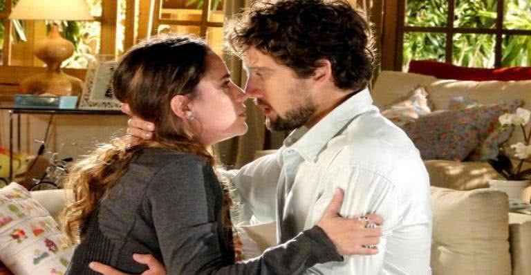 Ana (Fernanda Vasconcellos) e Rodrigo (Rafael Cardoso) se beijam - Globo