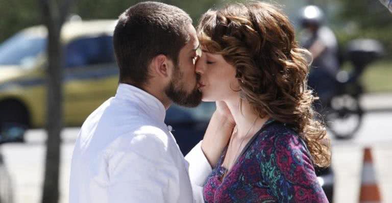 Cristina (Leandra Leal) e Vicente (Rafael Cardoso) são flagrados aos beijos em 'Império' - Globo