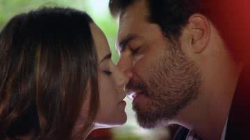 Ana e Lúcio se beijam em 'A Vida da Gente' - TV Globo