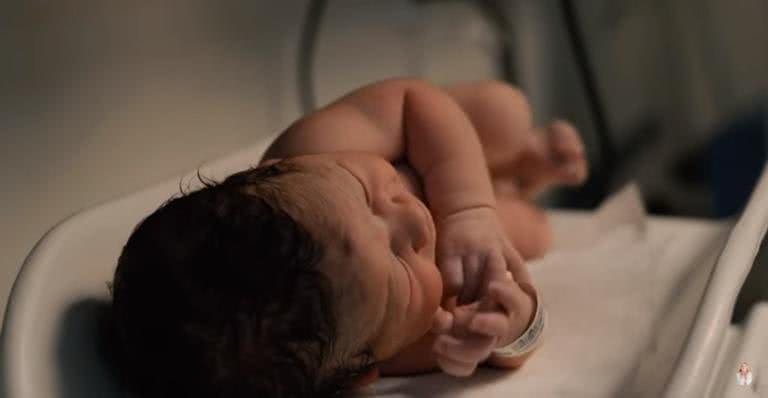 Em vídeo publicado pela mãe, Virginia, é possível ver o rostinho da recém-nascida - YouTube