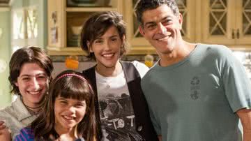Da esquerda para a direita: Luisa Arraes com Laura Barreto, Deborah Secco e Eduardo Moscovis em 'Louco Por Elas' - TV Globo