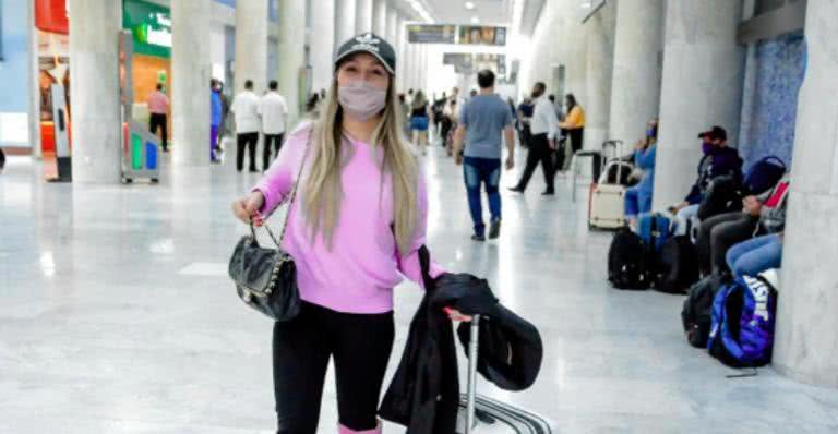 Carla Diaz desembarcou no aeroporto do Rio de Janeiro (RJ) - Webert Belicio/AgNews