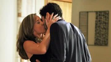 Amada e José Pedro se beijam em 'Império' - Carol Caminha/TV Globo