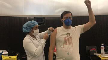 Heitor Martinez é vacinado contra a covid-19 no Rio de Janeiro - Instagram/@embaixador131