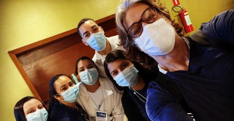 Fábio Assunção posou para várias selfies com os profissionais da saúde - Instagram/@fabioassuncaooficial