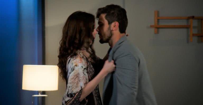 Júlia e Rafael se beijam em 'Salve-se Quem Puder' - TV Globo
