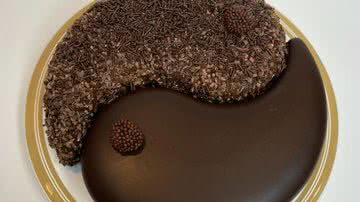 Torta mousse de chocolate e café com nibs de cacau - Divulgação