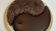Torta mousse de chocolate e café com nibs de cacau - Divulgação