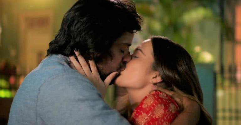 Luna e Alejandro se beijam em 'Salve-se Quem Puder' - TV Globo