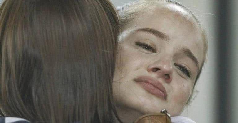 Bia (Valentina Bulch) se emociona ao ver Kyra (Vitória Strada) em 'Salve-se Quem Puder' - Globo