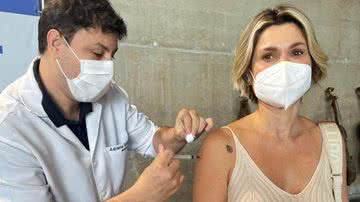 Flávia Alessandra é vacinada contra a Covid-19 - Instagram/@flaviaalessandra
