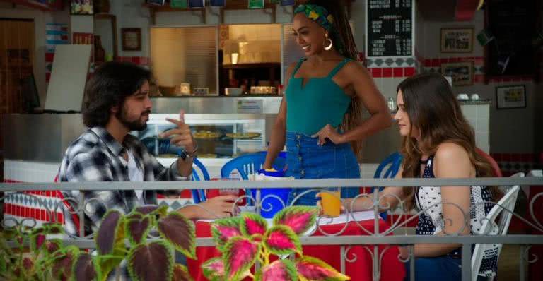 Luna sente ciúmes de Alejandro em 'Salve-se Quem Puder' - TV Globo