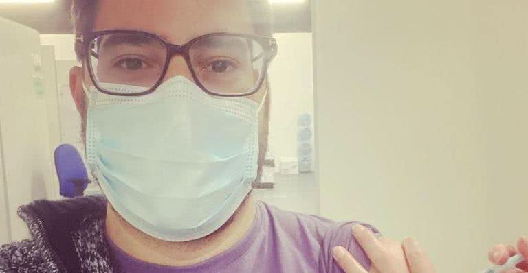 Evaristo vive no país há 5 anos, por isso recebeu o imunizante - Instagram/@evaristocostaoficial