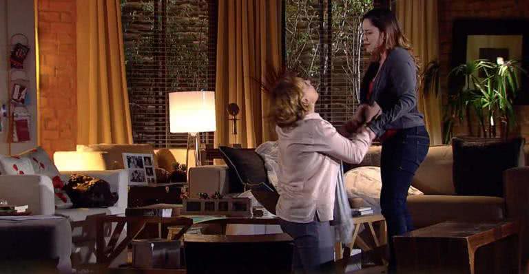 Eva se ajoelha diante de Ana, em 'A Vida da Gente' - TV Globo