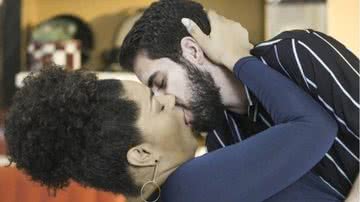Renatinha e Catatau se beijam - TV Globo