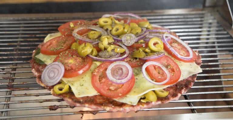 Pizza de Linguiça na Churrasqueira - Divulgação