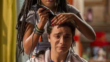 Jeff  (Cadu Libonati) raspa a cabeça em homenagem à Lucrécia - Globo