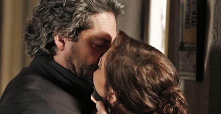 Cora beija José Alfredo em 'Império' - TV Globo