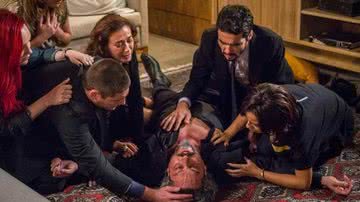 José Alfredo é cercado pela família em cena de falsa morte - TV Globo