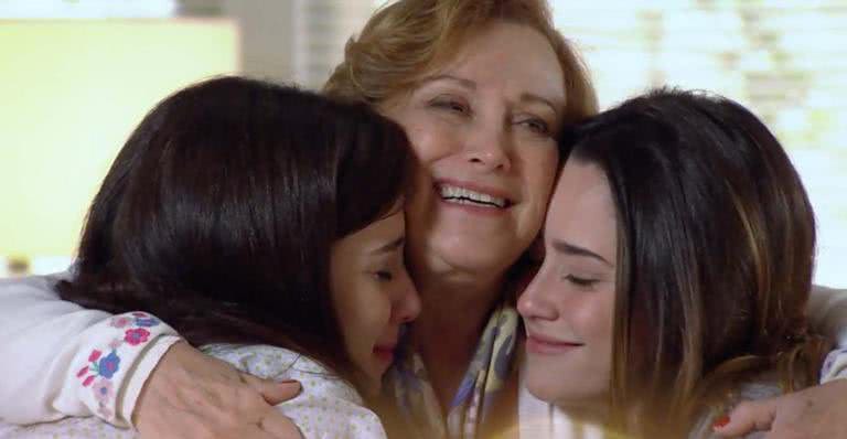 Manu e Ana se reconciliam diante de Iná, em 'A Vida da Gente' - TV Globo