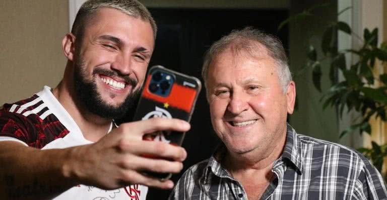 Após contratação pelo Flamengo, ex-BBB teve a oportunidade de conhecer um dos maiores ídolos do time - Instagram/@arthurpicoli