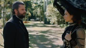 Dom Pedro II e Luísa conversam nos jardins do palácio - TV Globo