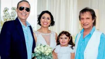 Roberto Carlos ao lado da família de Dudu Braga - Martin Gurfein/ Revista Caras