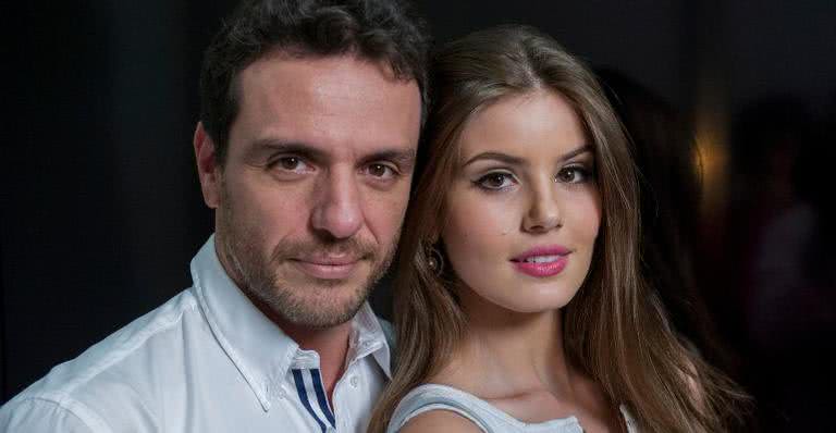 Rodrigo Lombardi e Camila Queiroz vivem par romântico na trama - Globo/Estevam Avellar