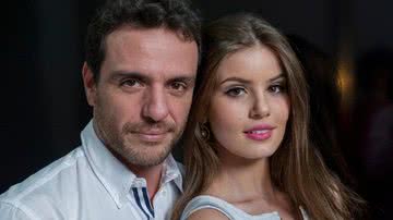 Rodrigo Lombardi e Camila Queiroz vivem par romântico na trama - Globo/Estevam Avellar