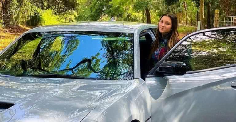 Sofia Liberato posa com o carro novo. - Instagram