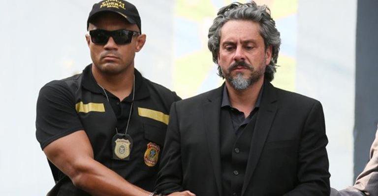 José Alfredo (Alexandre Nero) é descoberto em galpão - TV Globo