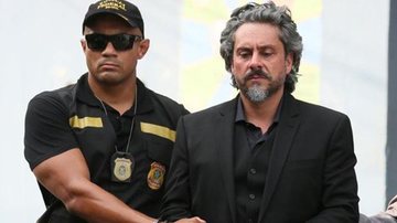 José Alfredo (Alexandre Nero) é descoberto em galpão - TV Globo