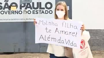 Elize exibiu um cartaz à filha ao deixar a prisão - André Bias/TV Vanguarda