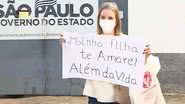 Elize exibiu um cartaz à filha ao deixar a prisão - André Bias/TV Vanguarda