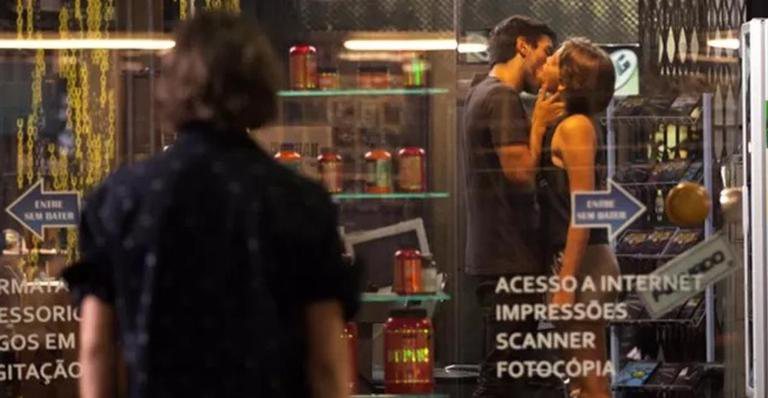 Pedro flagra beijo de Cobra e Karina - TV Globo