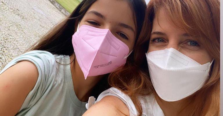 Poliana Abritta e a filha, Manuela, são vacinadas contra o coronavírus - Instagram/@polianaabritta