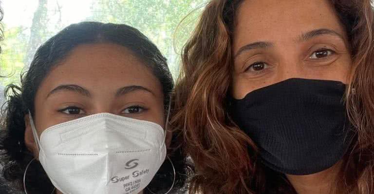 Camila Pitanga acompanha a filha, Antonia, na vacinação contra a covid-19 - Instagram/ @caiapitanga
