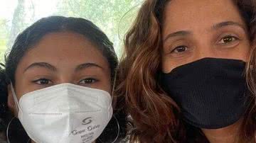 Camila Pitanga acompanha a filha, Antonia, na vacinação contra a covid-19 - Instagram/ @caiapitanga