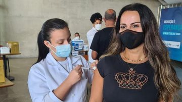 Atriz, de 46 anos, foi imunizada no Rio de Janeiro (RJ) - Instagram/@araujovivianne
