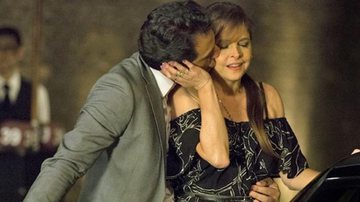 Alex (Rodrigo Lombardi) seduz Carolina (Drica Moraes) - TV Globo