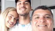 Gabriel Medina ao lado de Yasmin Brunet e seu pai biológico, Cláudio Ferreira - Reprodução/Instagram