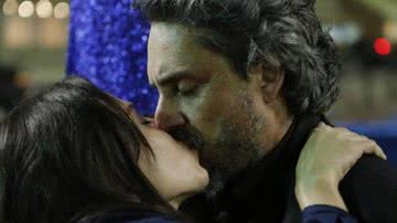 Cora (Marjorie Estiano) beija José Alfredo (Alexandre Nero) em 'Império' - TV Globo