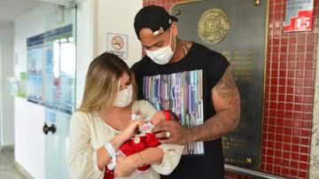 Lore Improta e Leo Santana com a filha recém-nascida Liz - Joilson César/AgNews