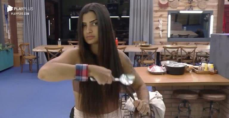 Marina Ferrari alisando cabelo com colher em 'A Fazenda' - PlayPlus