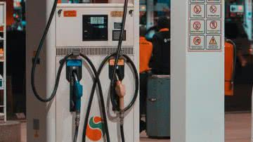 Comando Vermelho exige que donos de postos de gasolina baixem preços - Sam Epodoi/ Unsplash