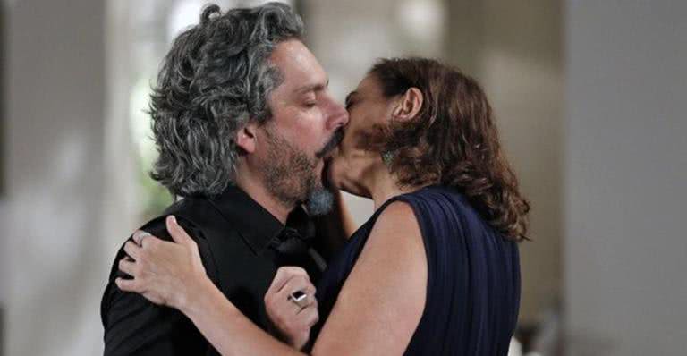 Maria Marta e José Alfredo se beijam em 'Império' - TV Globo