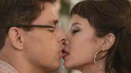 Lara (Andrea Horta) e Christian (Cauã Reymond) se beijam - Globo/Divulgação