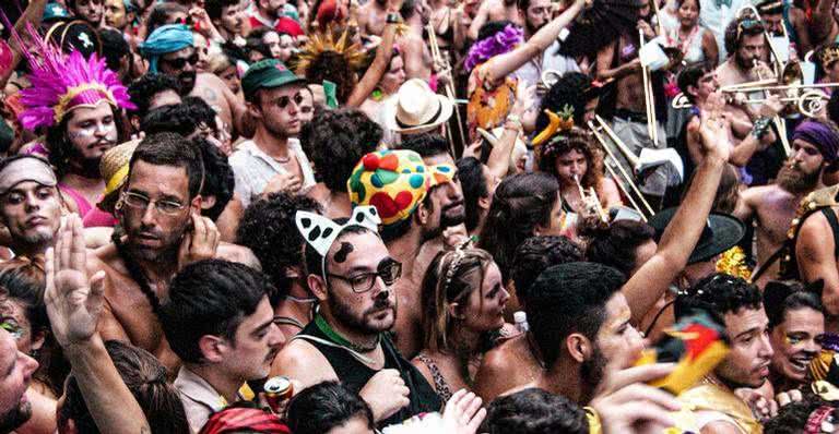 Festa de Carnaval 2022 é cancelada por cidades de SP. - - Ferran Feixas/Unsplash