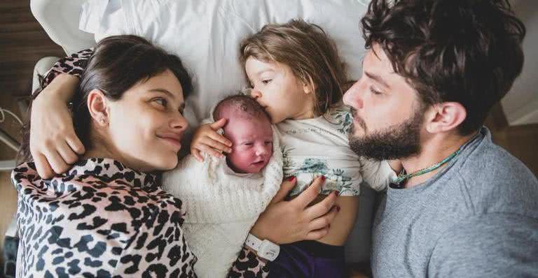 Laura Neiva mostra foto do nascimento de José - Instagram/@neivalaura