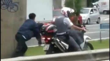 PM de moto foi flagrado arrastando suspeito. - Instagram
